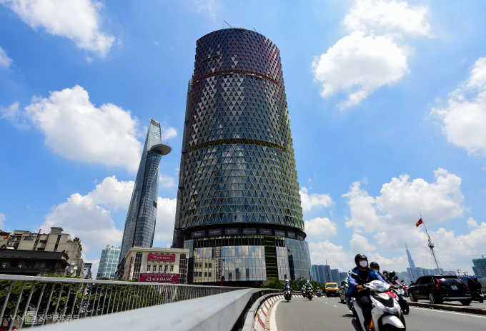 Diện mạo mới toanh của tòa nhà  Saigon One Tower sau khi lắp đặt kính mới